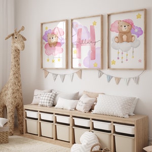 3er Set - Schläfriger Teddybär Kinderzimmer Poster in rosa und lila für Baby Mädchen Kinderzimmer Kinderzimmer Dekor mit Namen, Wall Art Poster,