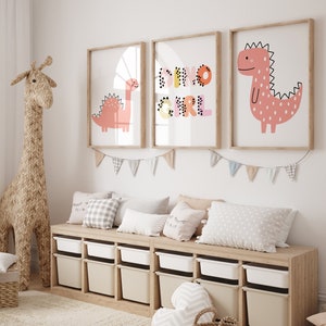3er Set - Dino Girl Dinosaurier Drucke für Baby Mädchen Kinderzimmer, personalisiert, Dino Drucke, Tier, Wanddekoration, Kunstdrucke, gedruckt oder digital