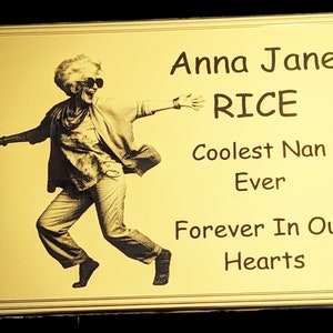 Könnte beinhalten: Goldene Plakette mit einem Schwarzweißfoto einer tanzenden Frau. Die Plakette trägt die Aufschrift "Anna Jane RICE Coolest Nan Ever Forever In Our Hearts."
