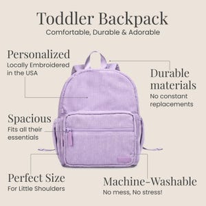K&ouml;nnte beinhalten: Ein lavendelfarbener Rucksack f&uuml;r Kleinkinder aus Cord mit einem oberen Griff, einer Vordertasche und einer Seitentasche. Der Text auf dem Bild lautet "Toddler Backpack" und "Personalisiert", "Ger&auml;umig", "Langlebige Materialien", "Perfekte Gr&ouml;&szlig;e" und "Maschinenwaschbar".