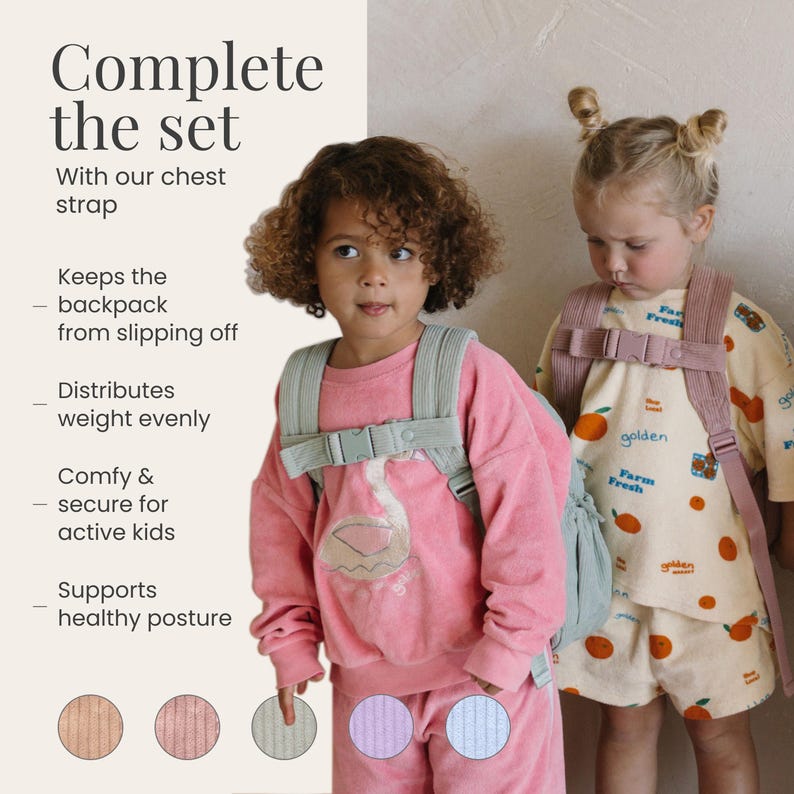 K&ouml;nnte beinhalten: Zwei Kinder mit passenden Rucks&auml;cken und Brustgurten. Die Rucks&auml;cke sind in Rosa- und Gr&uuml;nt&ouml;nen gehalten. Der Text "Complete the set" steht oben im Bild, mit zus&auml;tzlichem Text, der die Vorteile des Brustgurts beschreibt.