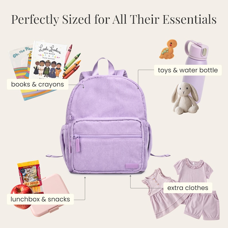 K&ouml;nnte beinhalten: Ein lavendelfarbener Cord-Rucksack mit einer Vordertasche, umgeben von Schulmaterial, Snacks, einer Wasserflasche, Spielzeug und zus&auml;tzlicher Kleidung. Der Text lautet "Perfectly Sized for All Their Essentials."