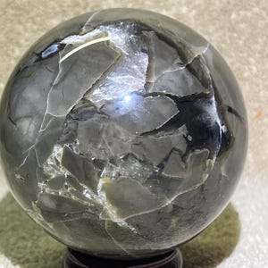 Sphère volcanique en agate avec support en bois. 1 lb 2,9 oz ou 535 g