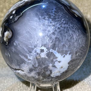 Sphère d&#39;agate volcanique avec de grandes réactions aux UV et druzy sucré - 1 lb 0,9 oz ou 478 g - 71 mm