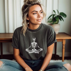 T-shirt skelet mediteren, comfortabele kleuren katoenen voorgekrompen shirt, mediteren skelet T, shirt Spooky Season, oversized Halloween-shirt