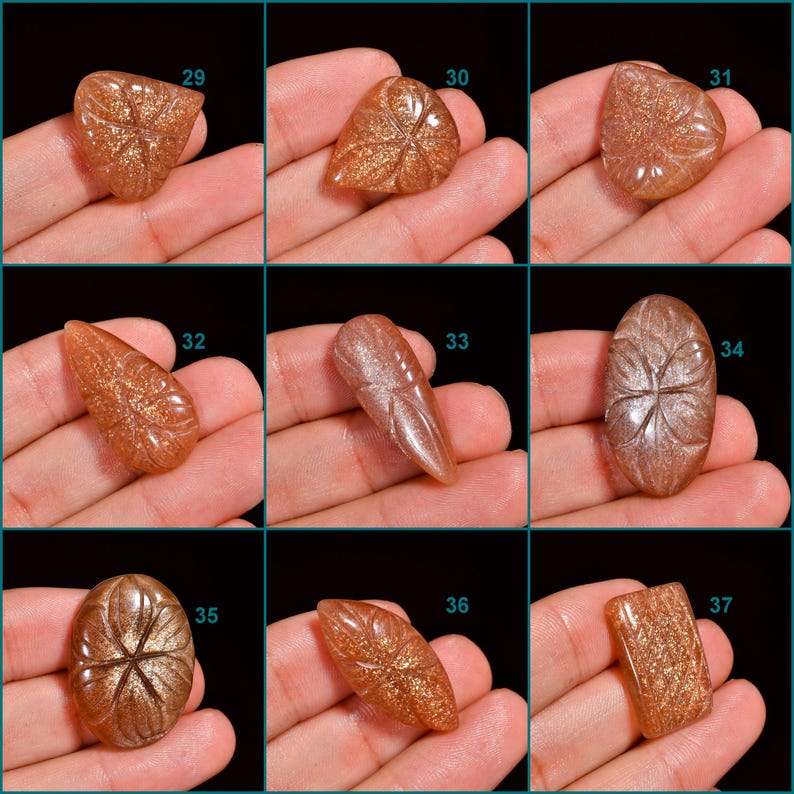 Peut inclure: Neuf cabochons de pierre de soleil avec des motifs grav&eacute;s, num&eacute;rot&eacute;s de 29 &agrave; 37. Les pierres sont de couleur orange clair avec une finition chatoyante et scintillante.