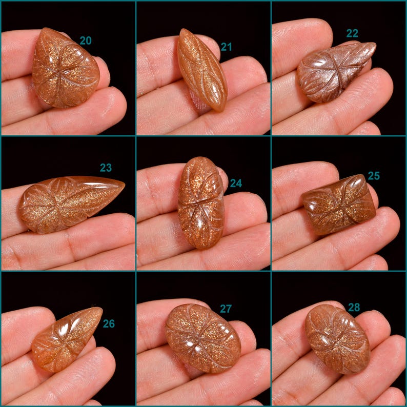 Peut inclure: Neuf cabochons de pierre de soleil sculpt&eacute;s de diff&eacute;rentes formes et tailles, notamment en forme de larme, ovale et rectangulaire. Les pierres sont de couleur brun rouge&acirc;tre chaud avec une finition chatoyante et iris&eacute;e.