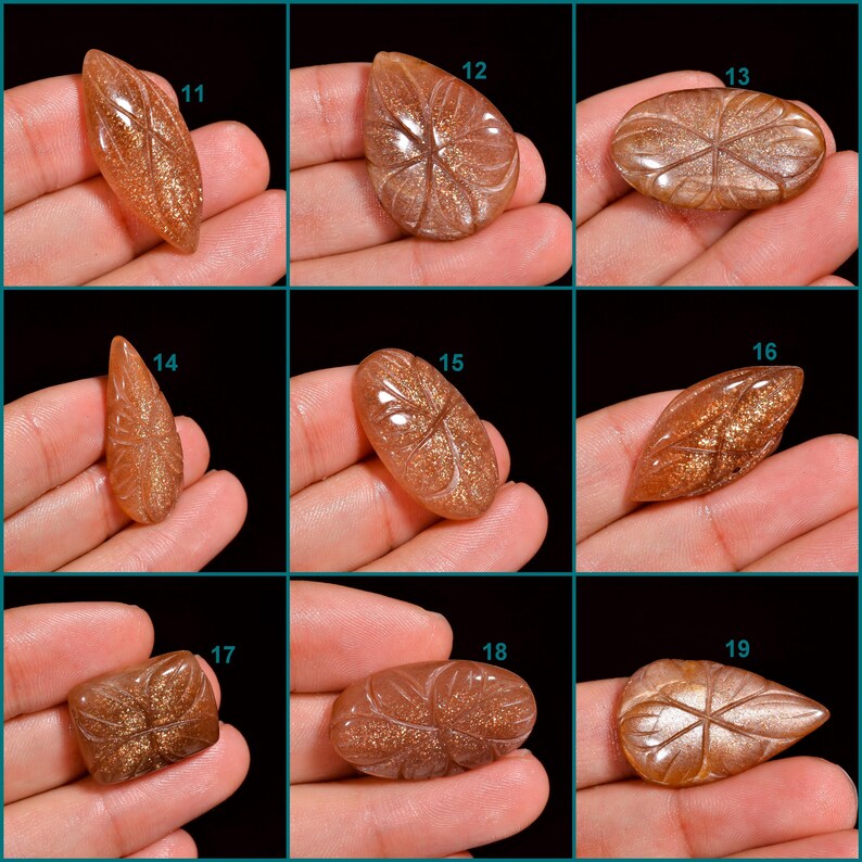 Peut inclure: Neuf cabochons de pierre de soleil de diff&eacute;rentes formes et tailles, notamment en forme de larme, ovale et carr&eacute;. Les pierres sont de couleur brun rouge&acirc;tre chaud avec un effet chatoyant et scintillant.