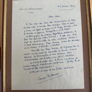 Carta manuscrita firmada por François Mitterrand, entonces alcalde de Château-Chinon, en apoyo a Roger Devaux, documento político auténtico.