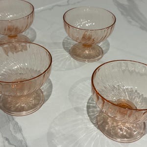 LOT DE 4 COUPELLES VINTAGE EN ARCOPAL DECOR FLEURS