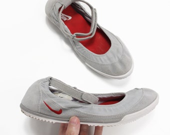 Scarpe ballerine atletiche vintage Nike anni 2000 con cinturino alla caviglia Y2K