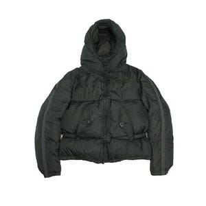 Puede incluir: Chaqueta acolchada con capucha verde oscuro con cremallera, dos bolsillos delanteros y cintura ceñida. La chaqueta tiene una raya vertical en cada manga y la palabra "REPLAY" bordada en el pecho.