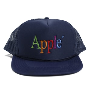 Può includere: Un cappello da camionista blu navy con schienale in rete e logo "Apple" ricamato arcobaleno.