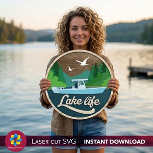 Puede incluir: Una taza de cerámica blanca con un asa negra y el texto "But First, Coffee" en negro, con una fuente de estilo manuscrito. La taza está sobre una superficie blanca.