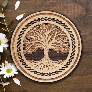 Peut inclure: Une décoration murale en bois représentant un arbre de vie avec des branches et des racines complexes, entouré d'un motif de nœud celtique. L'arbre est sculpté dans un bois clair, tandis que le nœud est plus foncé.