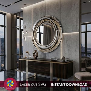 Puede incluir: Un espejo de pared circular con un marco en capas que presenta un patrón de greca dorada y anillos metálicos. El espejo está montado en una pared gris texturizada sobre una mesa consola de madera oscura con patas de metal dorado.