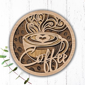 Puede incluir: Una taza de café de madera con vapor y un diseño de corazón, rodeada de granos de café. La palabra "café" está escrita en una fuente decorativa.
