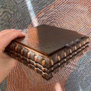 Halverwege de eeuw brutalistische bronzen doos - sculpturaal geometrisch reliëf - modernistisch ambachtelijk snuisterijdoosje jaren 1970 MCM vintage industriële metalen kunstcadeau