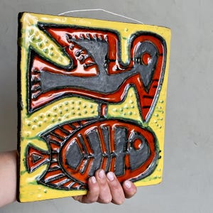 Placa de pared de cerámica vintage / Cerámica húngara moderna de mediados de siglo con pájaro y pez