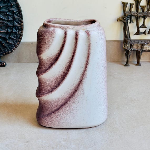 ブラウン金属製花瓶 テクスチャー仕上げ