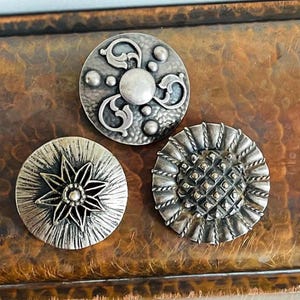 Modernist Geometric Floral Brooch / Vintage Silver-Tone Pin – Brutalist Mid-Century Modern Jewelry, 1970s Minimalist Industrial Art Design