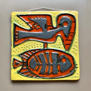 Placa de pared de cerámica vintage / Cerámica húngara moderna de mediados de siglo con pájaro y pez