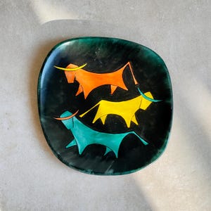 Piatto da parete in ceramica con decorazione a forma di toro, stile MCM (Modern Century Classical), dipinto a mano, arte murale modernista anni '60, ungherese vintage.