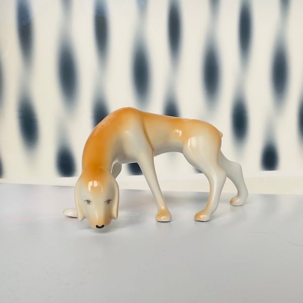 Chien de chasse art déco marron et blanc vintage peint à la main en porcelaine Hollohaza, milieu du siècle moderne des années 60