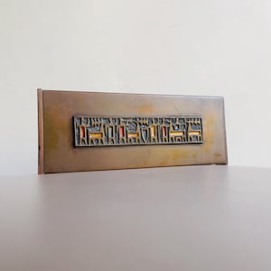 Caja metálica brutalista para tarjetas, panel esmaltado, objeto arquitectónico de escritorio, Hungría, década de 1970.