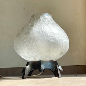Skulpturale Mid-Century Modern Glas Lampe Brutalist – L.Szabó Erzsébet rissiger Glaskugel auf modernistischem Sockel – Studio Art Sammlerstück