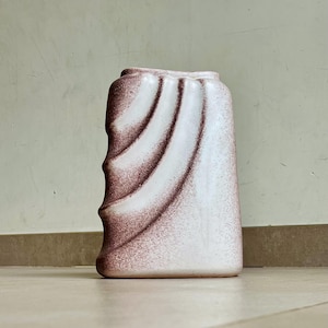 Jarrón cerámico escultural rectangular posmoderno con pliegue tipo tela, firmado "MJ", hacia la década de 1980, Hungría