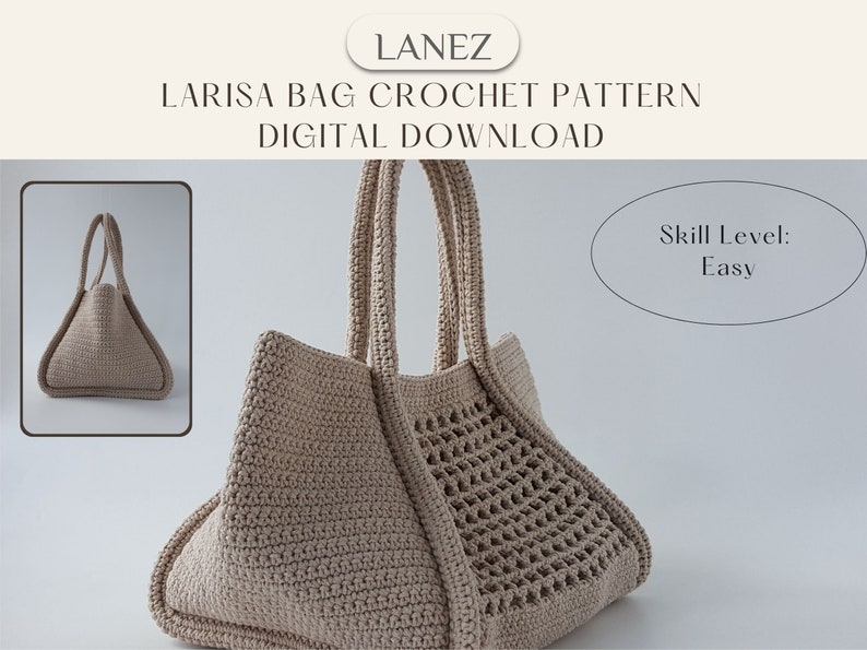 Op de afbeelding: Een beige gehaakte tote bag met een geweven patroon. De tas heeft twee handvatten en wordt getoond op een witte achtergrond. Vaardigheidsniveau: Gemakkelijk.