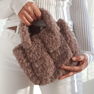 Crochet PATTERN: Nola Furry Tote Bag Pattern, Fluffy Wool Handbag, Sherpa Fall Purse Pdf/video Tutorial (Digital Download)