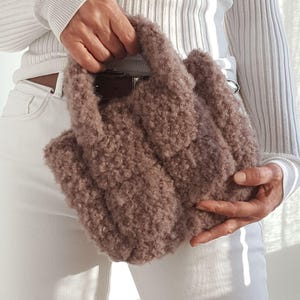 Häkel Muster, Nola Furry Tragetasche Muster, flauschige Wolle Handtasche, Sherpa Geldbörse, trendige Herbst Tasche, einfach gewebte Frauen Geldbörse, Geschenk für sie