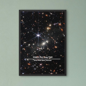 James Webb First Deep Field Image Poster - Formats A6 à A1 - Avec et sans cadre - Papier cartonné brillant 240 g/m² - Déco pour les amoureux de l'espace - JWST - No. 2