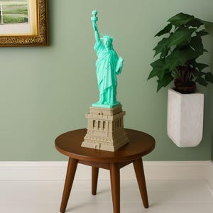 3D Printed Statue of Liberty Model – NYC Landmark Replica in 10cm to 38cm – Desk Decor, Display Piece, Architecture Gift