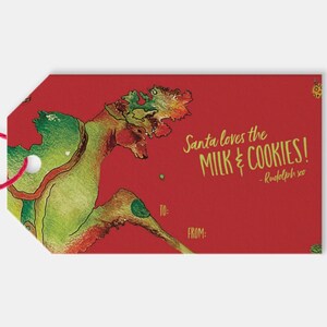 Op de afbeelding: Rode cadeaukaart met een groene en bruine rendierillustratie. De kaart heeft de tekst "Santa loves the milk & cookies! - Rudolph xo" in gouden letters.