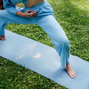 Pastellblå yogamatta: Naturgummi med geometriska symboler