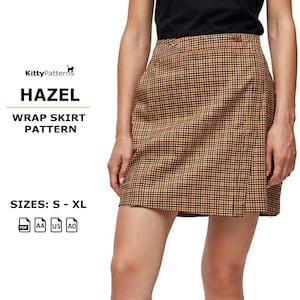 Puede incluir: Un patrón de falda cruzada con diseño de cuadros marrones y negros. El texto de la imagen dice "HAZEL WRAP SKIRT PATTERN" y "TALLAS: S - XL". El patrón incluye formatos PDF, A4, US y A0.