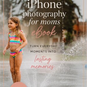 Może przedstawiać: Cyfrowa okładka e-booka zatytułowana iPhone photography for moms, przedstawiająca dziecko w tęczowym stroju kąpielowym bawiące się w strumieniu wody. Tekst głosi: iPhone photography for moms ebook, TURN EVERYDAY MOMENTS INTO lasting memories, oraz LEARN MORE.
