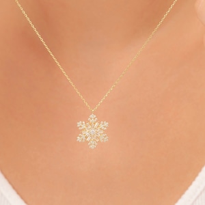 Snowflake Necklace, Cute Minimalist Sterling Silver Winter Necklace, 14K Gold Plated Snowflake Jewelry Gift for Her,Sparkly Elegant Necklace