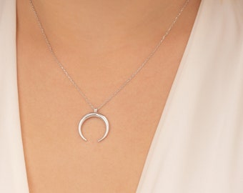 Crescent Moon Necklace, Minimalist Crescent Necklace, Dainty Moon Necklace, Moon Pendant, Gift for Christmas, Birthday Gift for Women