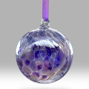 Boule de l'amitié à suspendre faite main violette de 8 cm - avec options personnalisées Pâques, anniversaire, anniversaire, remerciements - Par Nobile Glassware