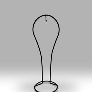 Puede incluir: Un soporte de metal negro para sombreros, con una base circular y una estructura delgada y curvada. El soporte está diseñado para exhibir sombreros o pelucas. Diseño minimalista.