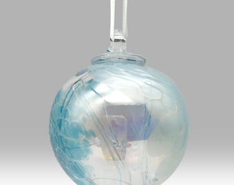 Hellblauer Handgemachter Baum des Lebens Sentiment Ball - 8 cm - von Nobilé Glassware
