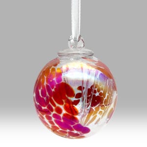 Röd handgjord hängande känslokula av livets träd - 8 cm - av Nobilé Glassware
