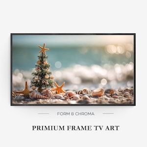 Könnte beinhalten: Gerahmter Druck mit einem Miniatur-Weihnachtsbaum, der mit Ornamenten und einem Seestern geschmückt ist, auf einem Sandstrand mit Muscheln und Seesternen. Der Hintergrund zeigt das Meer mit verschwommenem Sonnenlicht. Der Text "FORM & CHROMA" und "PRIMIUM FRAME TV ART" befindet sich unten.