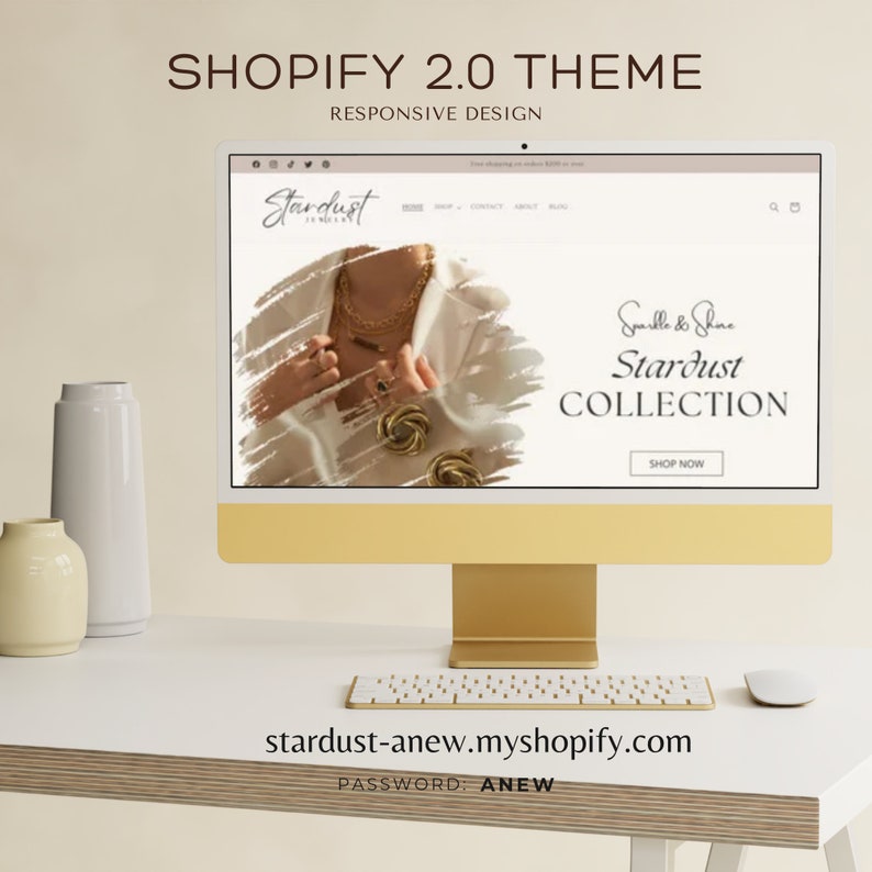 Pode incluir: Um monitor de computador dourado exibe um site com o texto "Stardust Collection". A tela mostra joias e as palavras "Shopify 2.0 Theme" e "Responsive Design". Um teclado e um mouse brancos est&atilde;o na mesa.
