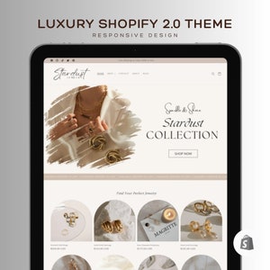 Pode incluir: Um tablet exibe um site para a cole&ccedil;&atilde;o de joias Stardust. O site apresenta joias de ouro, incluindo an&eacute;is e brincos. A parte superior da tela diz "LUXURY SHOPIFY 2.0 THEME RESPONSIVE DESIGN". O site inclui o texto "Sparkle & Shine Stardust COLLECTION".