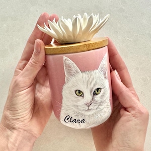 Urna de cerámica para cenizas de mascotas con flor en la tapa. Retrato pintado a mano